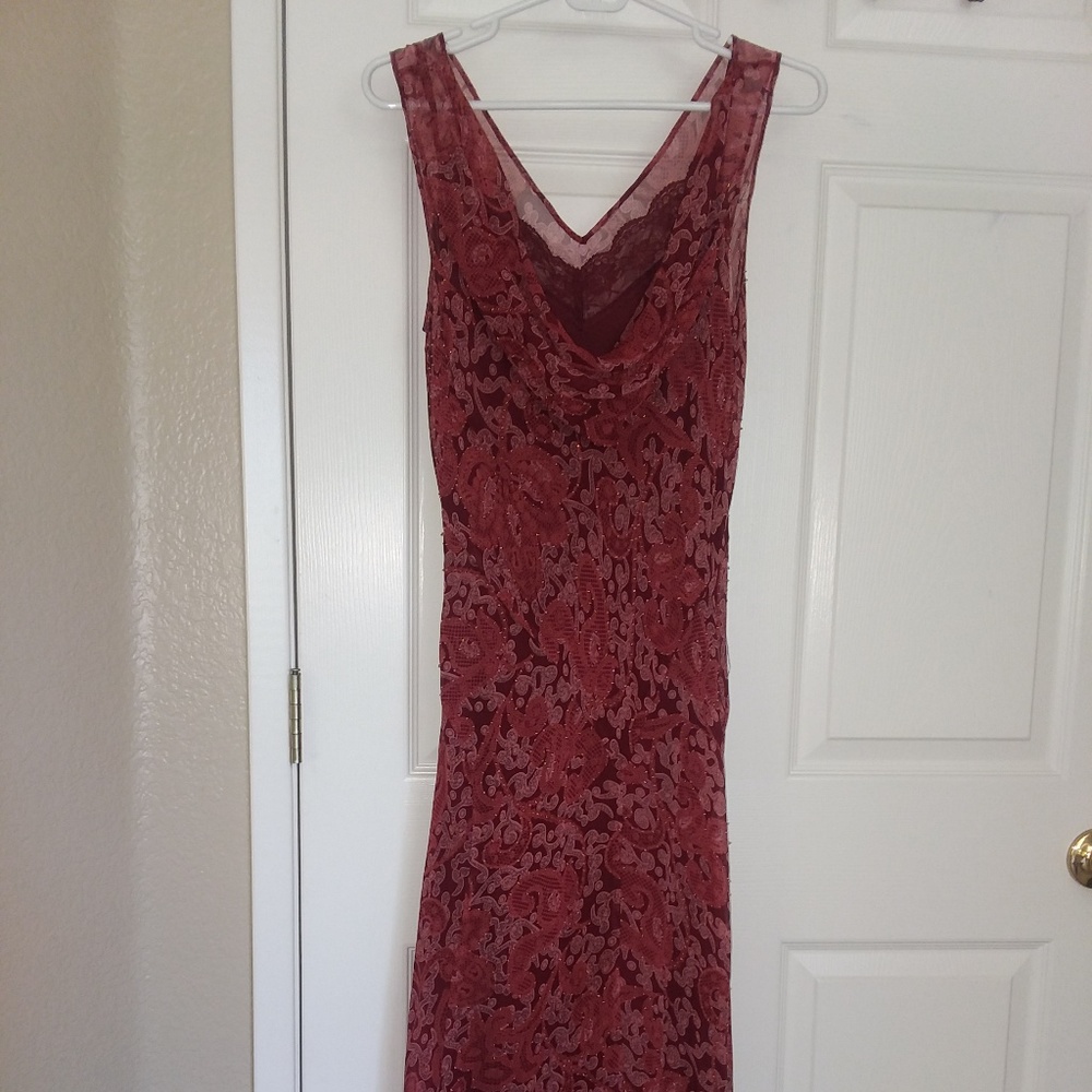 LOND BURGANDY DRESS WITH BEADS DETAILS.